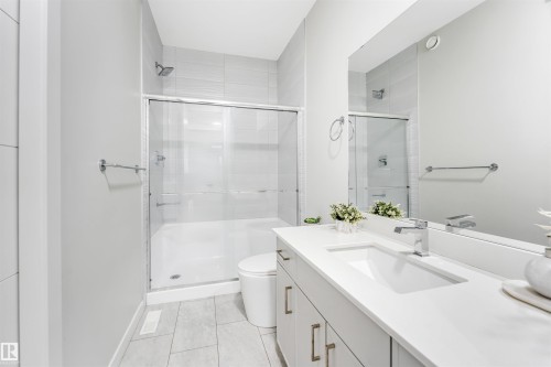 2404 13 Avenue, Edmonton, AB - Indoor Photo Showing Bathroom