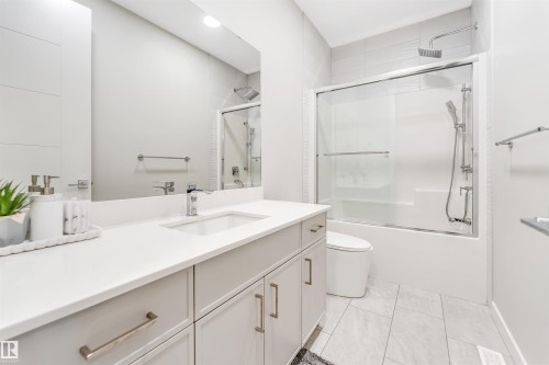 2404 13 Avenue, Edmonton, AB - Indoor Photo Showing Bathroom