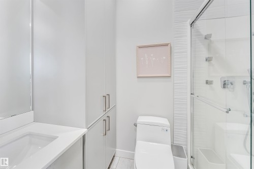 2404 13 Avenue, Edmonton, AB - Indoor Photo Showing Bathroom