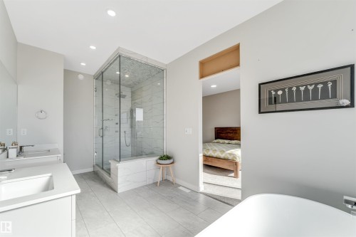 2404 13 Avenue, Edmonton, AB - Indoor Photo Showing Bathroom