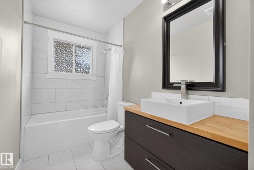 6219 150 Avenue, Edmonton, AB - Indoor Photo Showing Bathroom