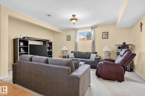 7335 164 Avenue, Edmonton, AB - Indoor Photo Showing Living Room