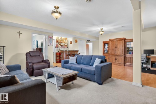 7335 164 Avenue, Edmonton, AB - Indoor Photo Showing Living Room