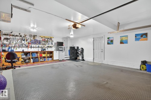 7335 164 Avenue, Edmonton, AB - Indoor Photo Showing Garage