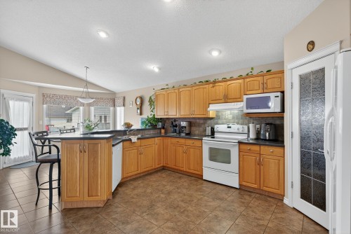 7335 164 Avenue, Edmonton, AB - Indoor Photo Showing Kitchen