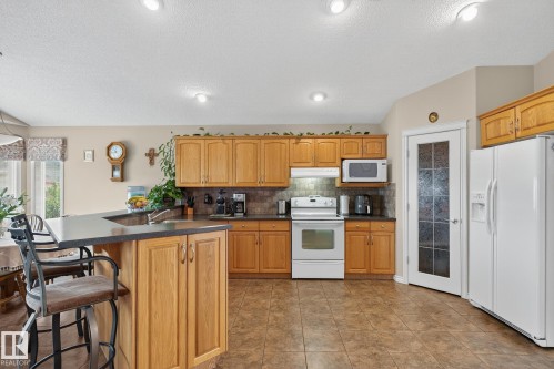 7335 164 Avenue, Edmonton, AB - Indoor Photo Showing Kitchen