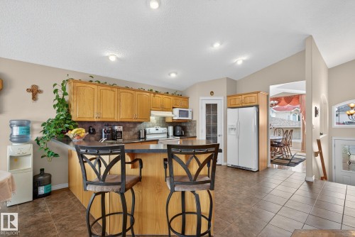 7335 164 Avenue, Edmonton, AB - Indoor Photo Showing Kitchen