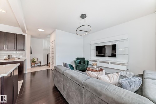 7797 Getty Wynd, Edmonton, AB - Indoor Photo Showing Living Room