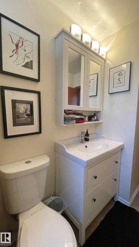 10964 74 Avenue, Edmonton, AB - Indoor Photo Showing Bathroom