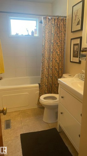 10964 74 Avenue, Edmonton, AB - Indoor Photo Showing Bathroom