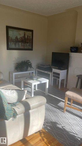 10964 74 Avenue, Edmonton, AB - Indoor Photo Showing Living Room