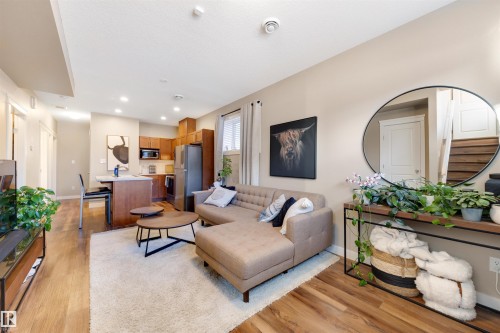 9211 Cooper Crescent, Edmonton, AB - Indoor Photo Showing Living Room