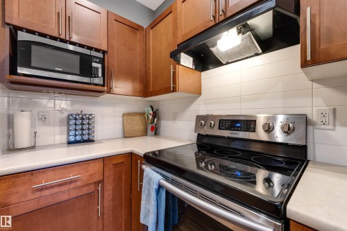 9211 Cooper Crescent, Edmonton, AB - Indoor Photo Showing Kitchen