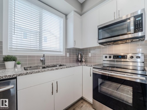 20 2072 Wonnacott Way, Edmonton, AB - Indoor Photo Showing Kitchen With Stainless Steel Kitchen With Double Sink With Upgraded Kitchen