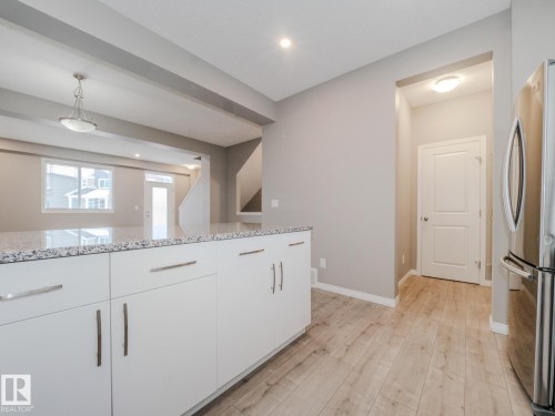 20 2072 Wonnacott Way, Edmonton, AB - Indoor Photo Showing Kitchen