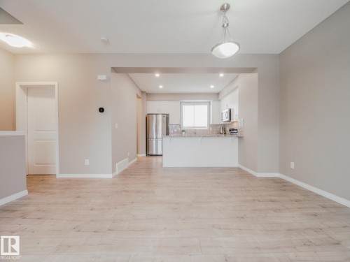 20 2072 Wonnacott Way, Edmonton, AB - Indoor Photo Showing Kitchen