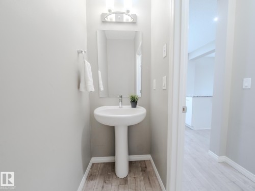 20 2072 Wonnacott Way, Edmonton, AB - Indoor Photo Showing Bathroom