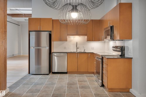 102 10169 104 Street, Edmonton, AB - Indoor Photo Showing Kitchen
