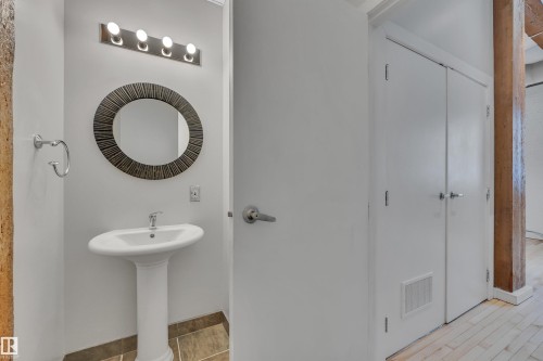 102 10169 104 Street, Edmonton, AB - Indoor Photo Showing Bathroom