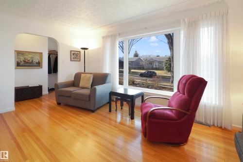 9723 75A Street, Edmonton, AB - Indoor Photo Showing Living Room