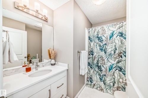 Full bathroom complete with shower + tub combo, quartz countertop, and vanity. - 8162 Chappelle Way, Edmonton, AB - Indoor Photo Showing Bathroom