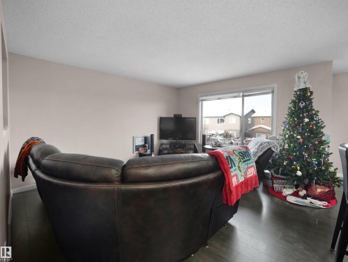 40 Vanderbilt Common, Spruce Grove, AB - Indoor Photo Showing Living Room