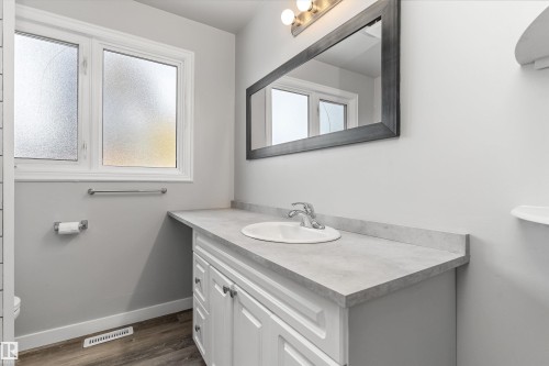 7204 10 Avenue, Edmonton, AB - Indoor Photo Showing Bathroom