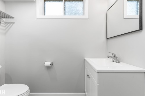 7204 10 Avenue, Edmonton, AB - Indoor Photo Showing Bathroom