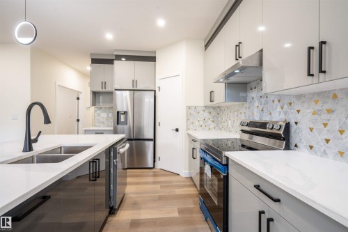 5720 176 Avenue Nw, Edmonton, AB - Indoor Photo Showing Kitchen With Double Sink With Upgraded Kitchen