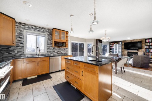 172 52216 Range Road 233, Rural Strathcona County, AB - Indoor Photo Showing Kitchen With Upgraded Kitchen