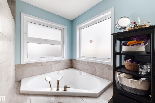 172 52216 Range Road 233, Rural Strathcona County, AB - Indoor Photo Showing Bathroom