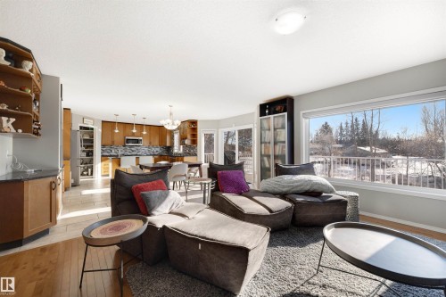172 52216 Range Road 233, Rural Strathcona County, AB - Indoor Photo Showing Living Room