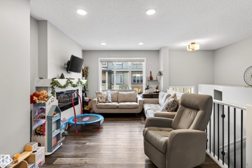 103 3305 Orchards Link Link, Edmonton, AB - Indoor Photo Showing Living Room