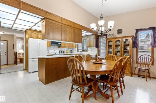 4024 28 Avenue, Edmonton, AB - Indoor Photo Showing Dining Room