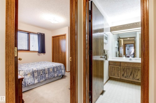 4024 28 Avenue, Edmonton, AB - Indoor Photo Showing Bedroom