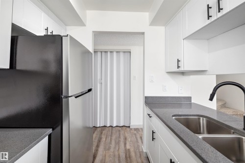 189 Lancaster Terrace, Edmonton, AB - Indoor Photo Showing Kitchen With Double Sink