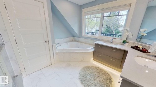 11313 127 Street Nw, Edmonton, AB - Indoor Photo Showing Bathroom