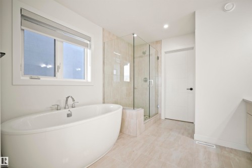 1538 Howes Place, Edmonton, AB - Indoor Photo Showing Bathroom