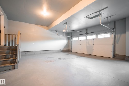 1538 Howes Place, Edmonton, AB - Indoor Photo Showing Garage