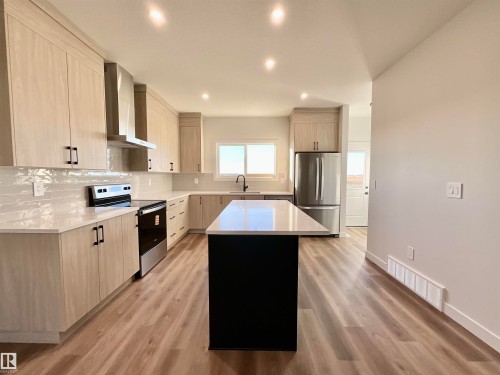 63 Sienna Boulevard, Fort Saskatchewan, AB - Indoor Photo Showing Kitchen With Upgraded Kitchen
