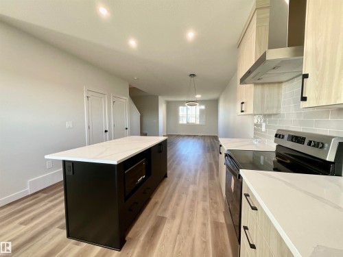 63 Sienna Boulevard, Fort Saskatchewan, AB - Indoor Photo Showing Kitchen With Upgraded Kitchen
