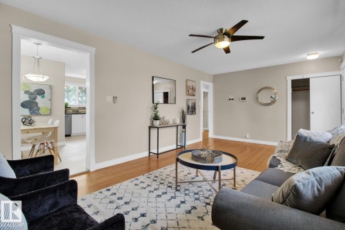 Upper 4803 103 Avenue, Edmonton, AB - Indoor Photo Showing Living Room