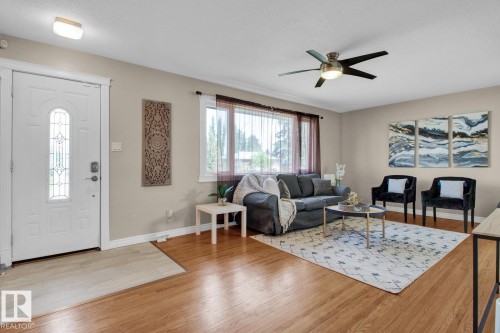 Upper 4803 103 Avenue, Edmonton, AB - Indoor Photo Showing Living Room