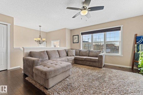 181 62 St, Edmonton, AB - Indoor Photo Showing Living Room