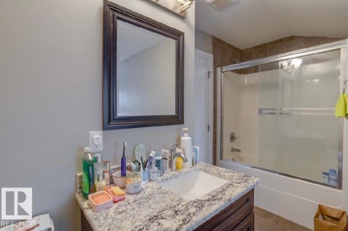 10935 76 Avenue, Edmonton, AB - Indoor Photo Showing Bathroom