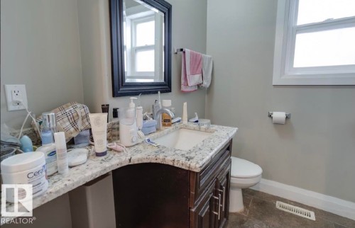 10935 76 Avenue, Edmonton, AB - Indoor Photo Showing Bathroom