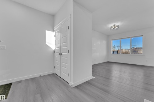 Empty room featuring baseboards and light wood-style floors - 1822 Collip View View, Edmonton, AB - Indoor Photo Showing Other Room