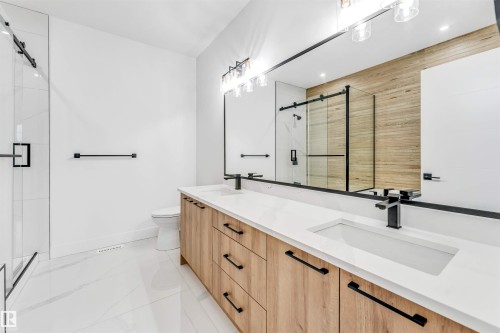 123 28 Street, Edmonton, AB - Indoor Photo Showing Bathroom