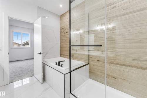 123 28 Street, Edmonton, AB - Indoor Photo Showing Bathroom