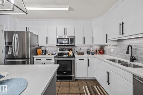 120 278 Suder Greens Drive, Edmonton, AB - Indoor Photo Showing Kitchen With Stainless Steel Kitchen With Double Sink With Upgraded Kitchen